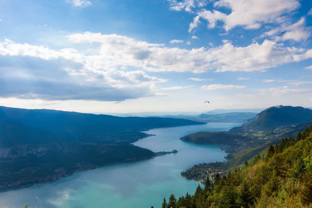Vue en hauteur du lac d'Annecy